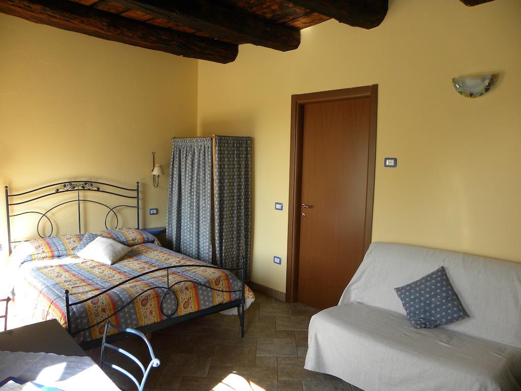Agriturismo Fano'S Farm Suno Pokoj fotografie